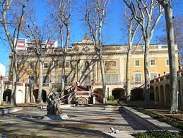Fontanero Sant Feliu de Llobregat en una calle céntrica rodeada de edificios históricos y comercio local.