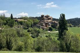 Vista de una calle tranquila en Sant Jaume de Frontanyà para fontanero local, rodeada de arquitectura rústica.