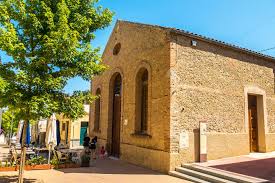 Fontanero Sant Llorenç d'Hortons calle empedrada con casas de piedra típicas y entorno rural tranquilo