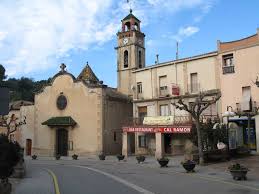 Fontanero Sant Llorenç Savall, calle estrecha con casas de piedra y vegetación típica, ambiente tranquilo y rural