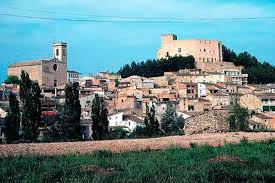 Fontanero Sant Martí de Tous: calle típica con casas de piedra y montañas al fondo, día soleado.