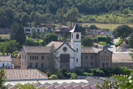Fontanero Sant Mateu de Bages en calle empedrada del casco antiguo con edificio de piedra y fontana histórica