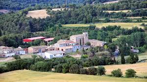 Fontanero Sant Pere Sallavinera calle empedrada con casas tradicionales y paisaje montañoso al fondo