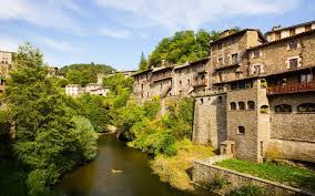 Fontanero Sant Quirze de Besora calle con fachadas históricas y montañas de fondo en una mañana soleada