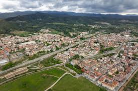 Fontanero Sant Vicenç de Castellet trabajador en calle típica con arquitectura tradicional catalana