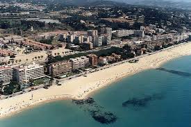 Fontanero Sant Vicenç de Montalt frente a la iglesia de San Vicente, símbolo del pueblo y su encanto mediterráneo
