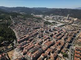 Fontanero Sant Vicenç dels Horts calle con edificios tradicionales y montañas al fondo en día soleado
