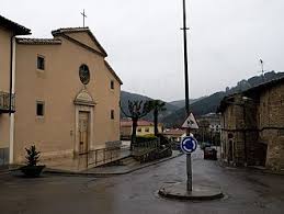 Calle de Santa Eulàlia de Riuprimer con fontanero trabajando junto a encantadoras casas rurales