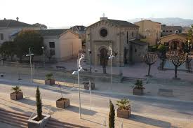 Fontanero Santa Margarida i els Monjos, vista de la plaza central con fuentes y edificios típicos locales