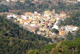Fontanero Santa Maria de Martorelles revisando tuberías en una pintoresca calle del casco antiguo del pueblo catalán.
