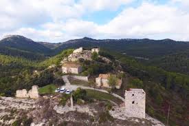 Fontanero Santa Maria de Miralles calle tranquila con casas tradicionales y montañas al fondo