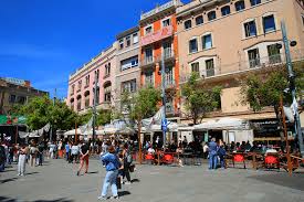 Fontanero Terrassa en una calle con edificios modernistas y farolas históricas, ambiente urbano típico de la ciudad.