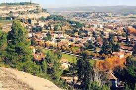 Fontanero Tona: calle tranquila bordeada de casas tradicionales y montañas al fondo en un día soleado.