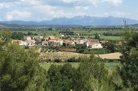 Fontanero Torrelles de Foix: calle con casas tradicionales y fontanería local en el corazón del pueblo