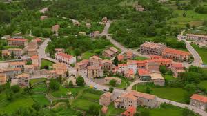 Fontanero Vallcebre reparando una fuga cerca de la iglesia histórica de San Julián en una pintoresca calle del pueblo.