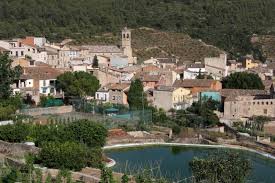 Fontanero Veciana, vista de calle empedrada con casas de piedra y flores, típico ambiente rural de la zona