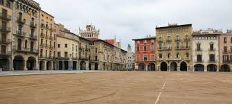 Fontanero Vic reparando tubería cerca de la Catedral de Vic en calle adoquinada del casco histórico.