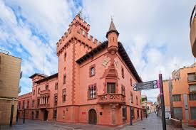 Fontanero Viladecans: calle peatonal céntrica con tiendas y transeúntes en un día soleado en Viladecans.