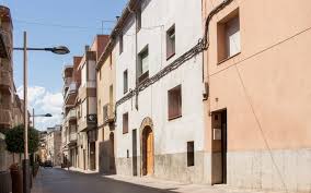 Fontanero Vilanova del Camí centro histórico con calle empedrada y casas tradicionales iluminadas por el sol
