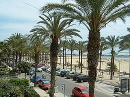 Fontanero Vilanova i la Geltrú centro histórico con fuente y tiendas locales en calle peatonal animada
