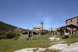Fontanero Viver i Serrateix: Vista de la iglesia parroquial destacando la arquitectura rural del pueblo.